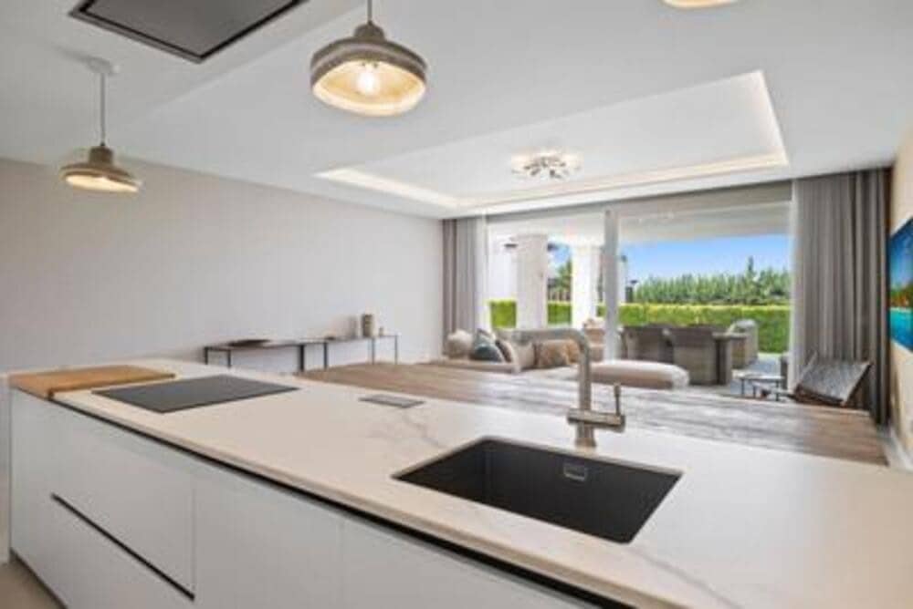 Apartamento de 4 habitaciones en Nueva Andalucia en venta con piscina garaje - 1.575.000 € (Ref: 7799588)