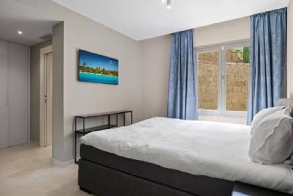 Apartamento de 4 habitaciones en Nueva Andalucia en venta con piscina garaje - 1.575.000 € (Ref: 7799588)