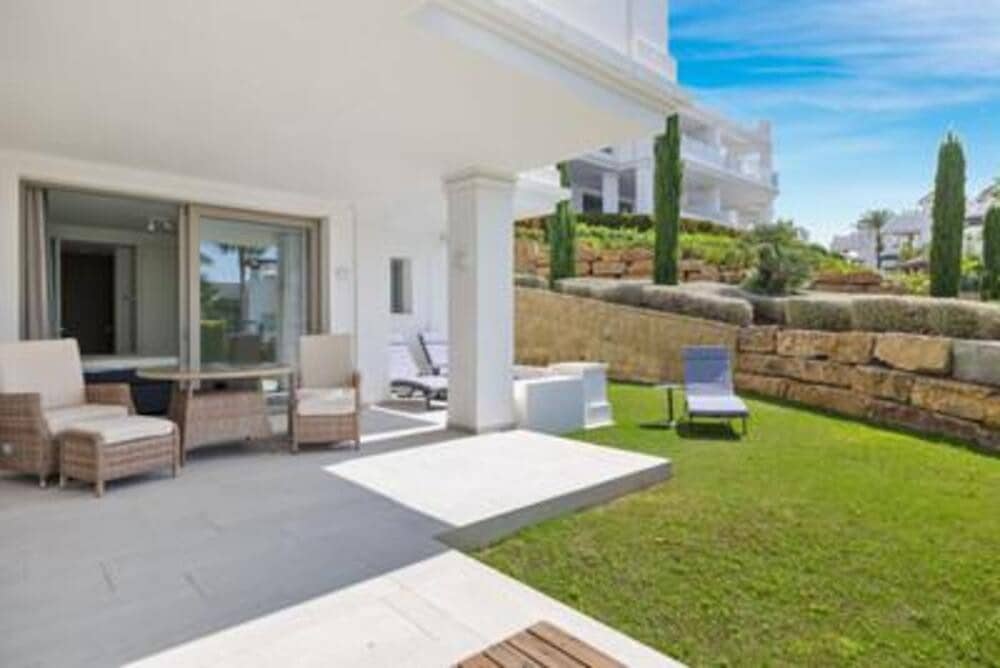 Apartamento de 4 habitaciones en Nueva Andalucia en venta con piscina garaje - 1.575.000 € (Ref: 7799588)
