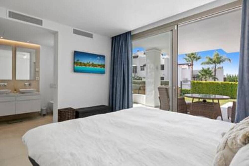Apartamento de 4 habitaciones en Nueva Andalucia en venta con piscina garaje - 1.575.000 € (Ref: 7799588)