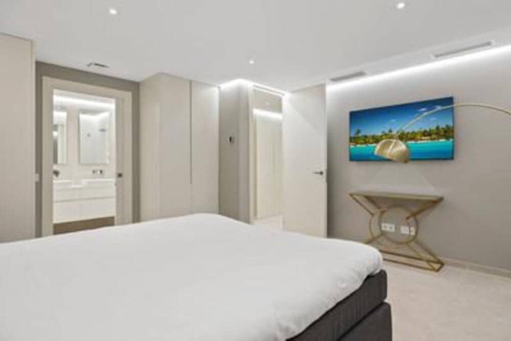Apartamento de 4 habitaciones en Nueva Andalucia en venta con piscina garaje - 1.575.000 € (Ref: 7799588)