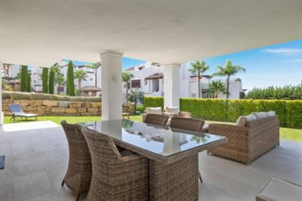Apartamento de 4 habitaciones en Nueva Andalucia en venta con piscina garaje - 1.575.000 € (Ref: 7799588)