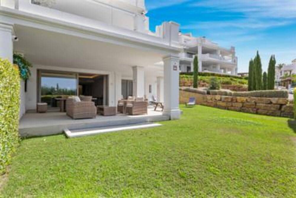 Apartamento de 4 habitaciones en Nueva Andalucia en venta con piscina garaje - 1.575.000 € (Ref: 7799588)