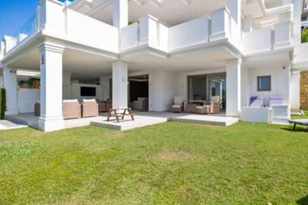 Apartamento de 4 habitaciones en Nueva Andalucia en venta con piscina garaje - 1.575.000 € (Ref: 7799588)