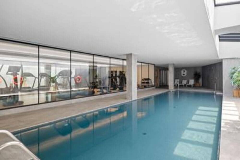 Apartamento de 4 habitaciones en Nueva Andalucia en venta con piscina garaje - 1.575.000 € (Ref: 7799588)