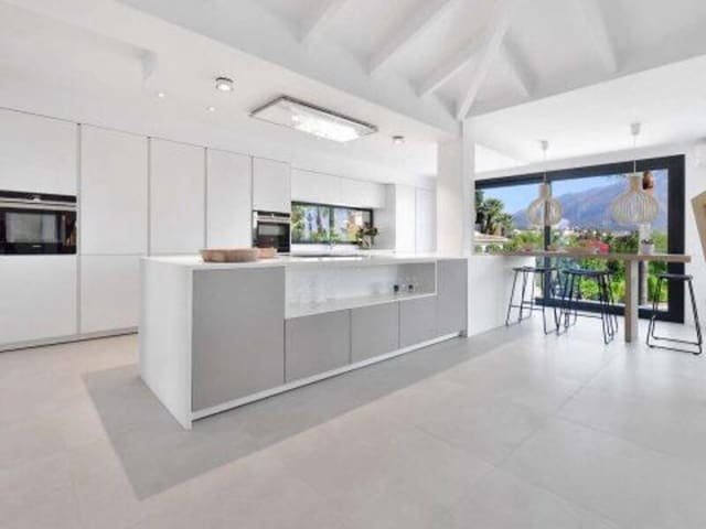 4 soveværelse Villa til leje i Las Brisas, Marbella med swimmingpool garage - € 15.000 (Ref: 7802583)