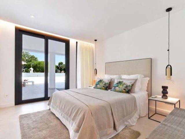 4 soveværelse Villa til leje i Las Brisas, Marbella med swimmingpool garage - € 15.000 (Ref: 7802583)