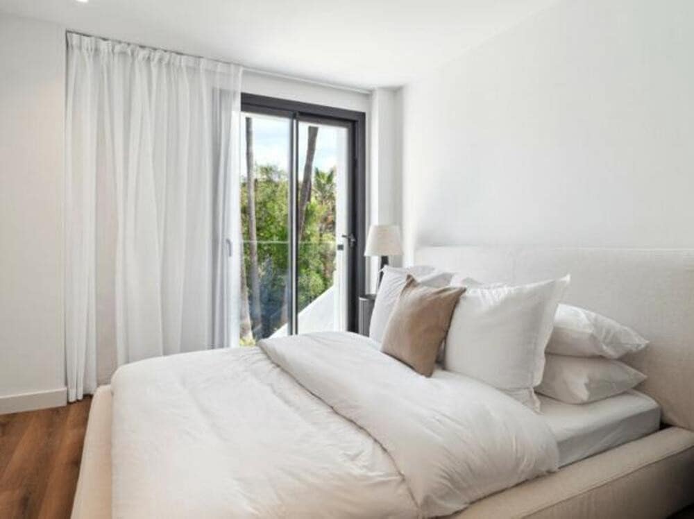 5 sypialnia Dom blizniak na sprzedaż w Nueva Andalucia z basenem garażem - 2 495 000 € (Ref: 7839481)