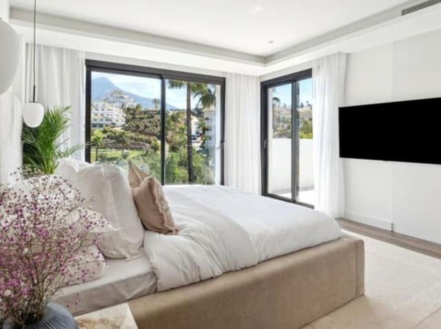 5 soveværelse Semi-Rækkehus til salg i Los Naranjos, Marbella med swimmingpool garage - € 2.495.000 (Ref: 7839481)