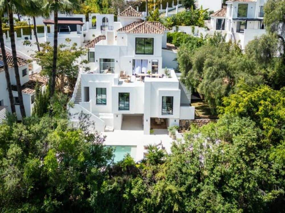 5 sypialnia Dom blizniak na sprzedaż w Nueva Andalucia z basenem garażem - 2 495 000 € (Ref: 7839481)