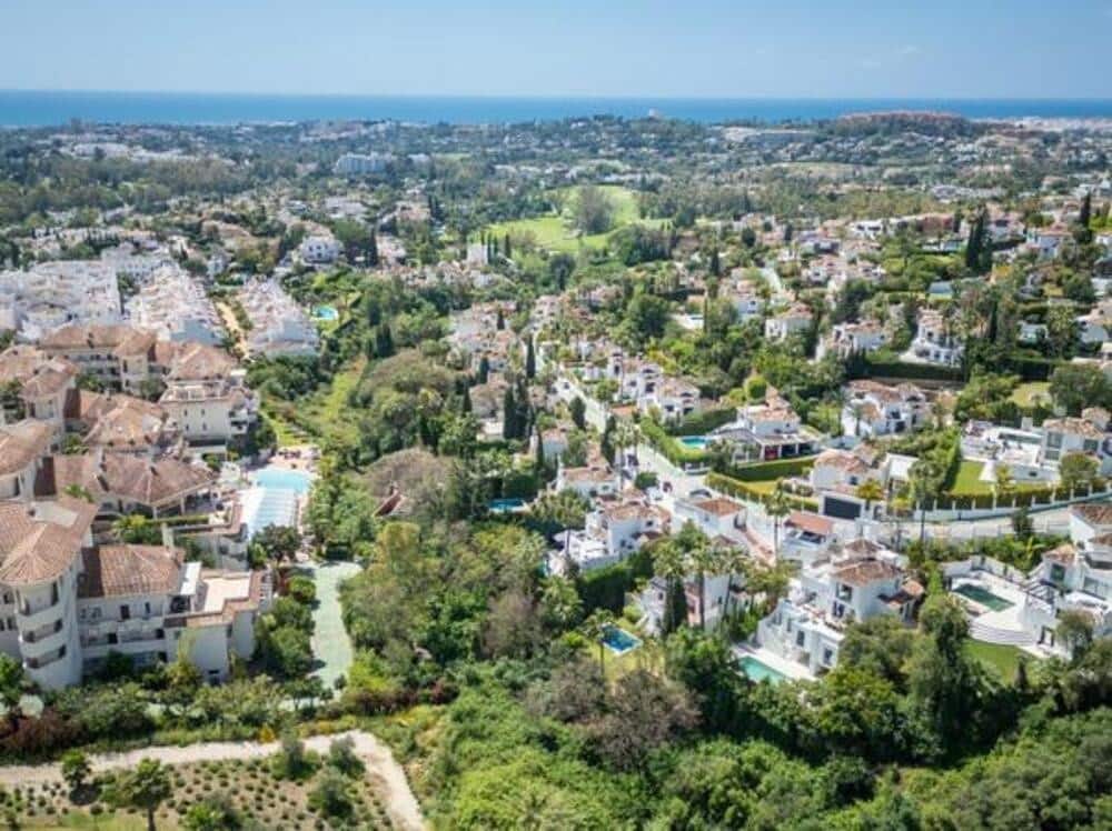 5 sypialnia Dom blizniak na sprzedaż w Nueva Andalucia z basenem garażem - 2 495 000 € (Ref: 7839481)