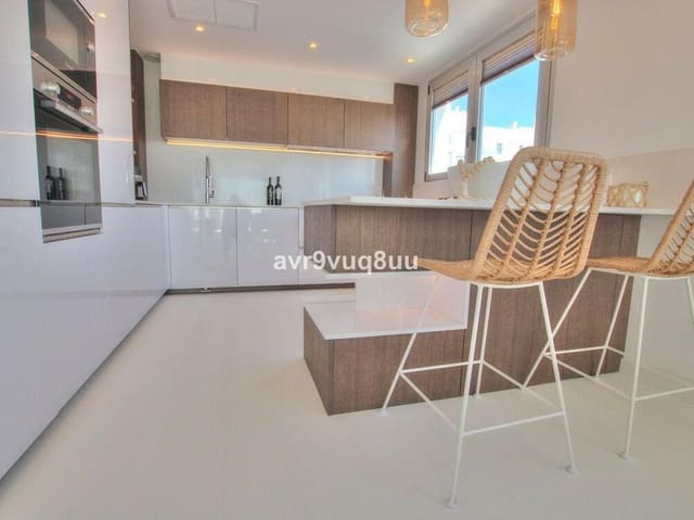 Ático de 3 habitaciones en Benalmadena Costa, Benalmádena en venta con piscina - 999.999 € (Ref: 7842308)