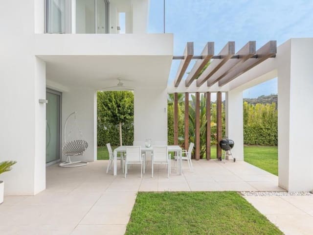 4 sypialnia Willa na sprzedaż w Santa Clara, Marbella z basenem garażem - 2 450 000 € (Ref: 7862584)