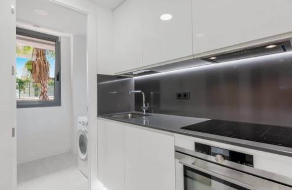 3 sypialnia Apartament na sprzedaż w Estepona z basenem garażem - 649 000 € (Ref: 7864481)