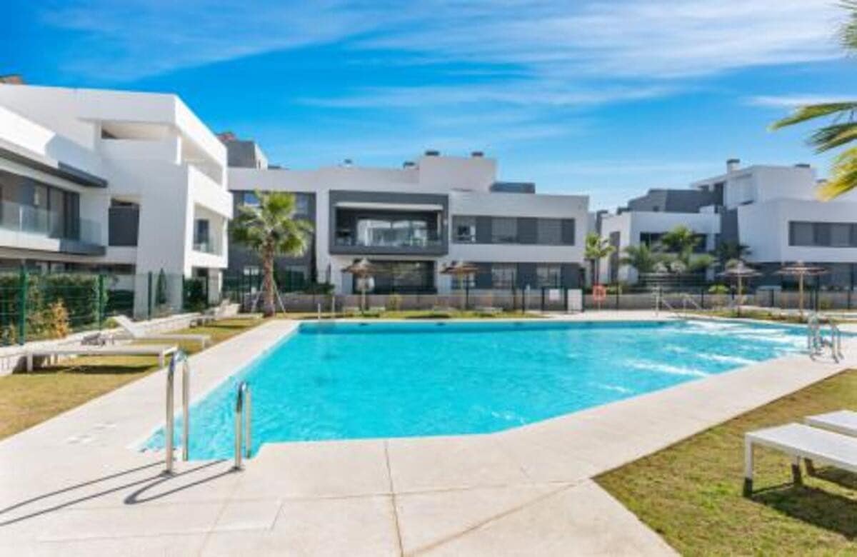 3 sypialnia Apartament na sprzedaż w Estepona z basenem garażem - 649 000 € (Ref: 7864481)