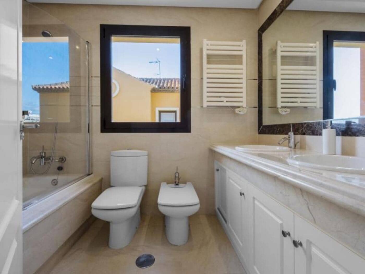 3 quarto Moradia para venda em Estepona com piscina garagem - 657 750 € (Ref: 7876753)