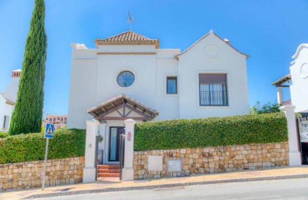 3 bedroom Villa for sale in Estepona with pool garage - € 945,000 (Ref: 7876753)