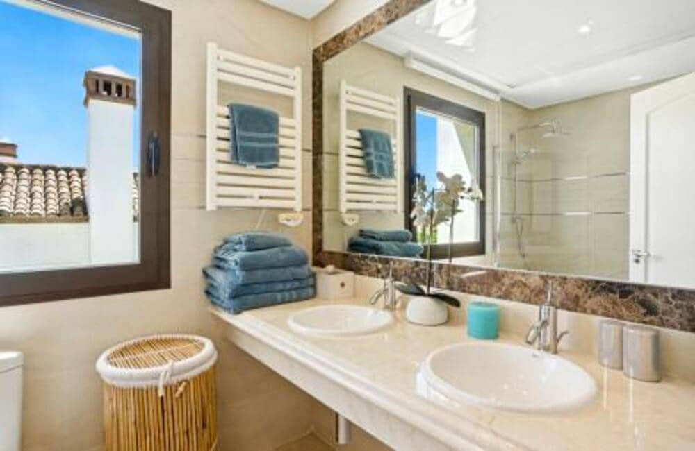 3 bedroom Villa for sale in Estepona with pool garage - € 945,000 (Ref: 7876753)