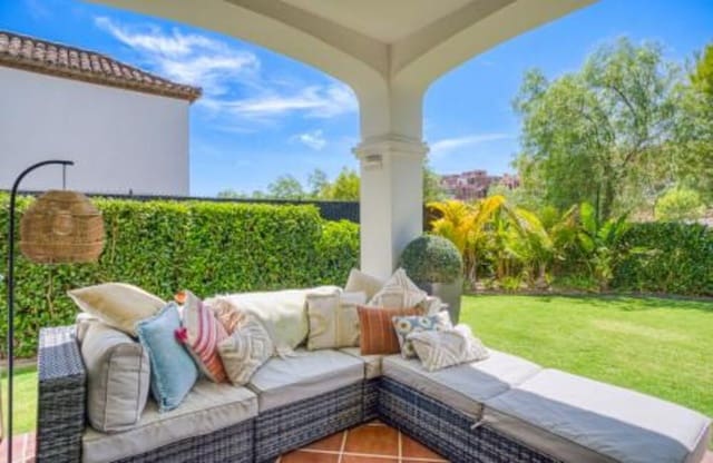 3 soveværelse Villa til salg i Estepona Golf, Estepona med swimmingpool garage - € 945.000 (Ref: 7876753)