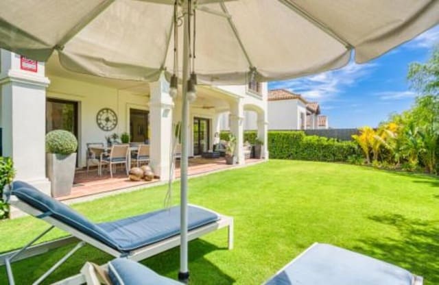 3 soveværelse Villa til salg i Estepona Golf, Estepona med swimmingpool garage - € 945.000 (Ref: 7876753)