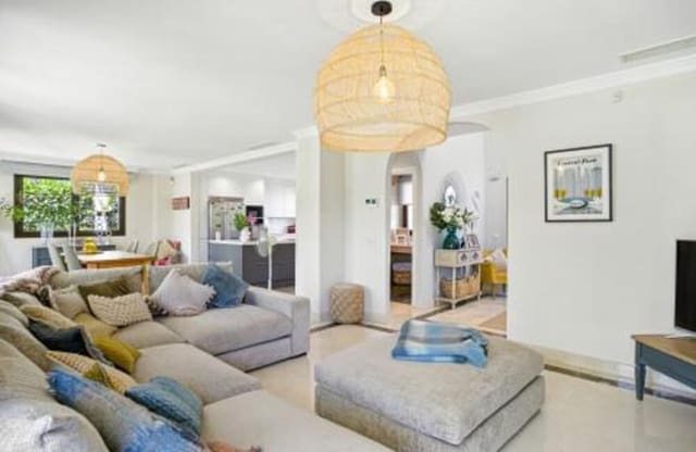 3 soveværelse Villa til salg i Estepona Golf, Estepona med swimmingpool garage - € 945.000 (Ref: 7876753)