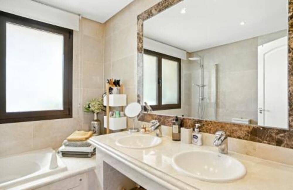 3 bedroom Villa for sale in Estepona with pool garage - € 945,000 (Ref: 7876753)