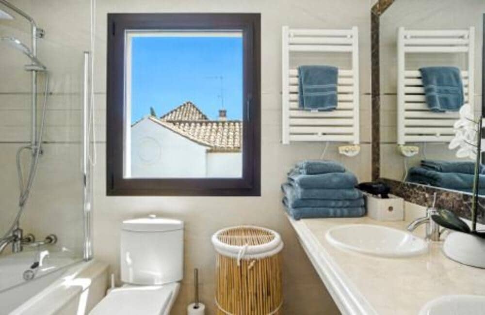 3 bedroom Villa for sale in Estepona with pool garage - € 945,000 (Ref: 7876753)