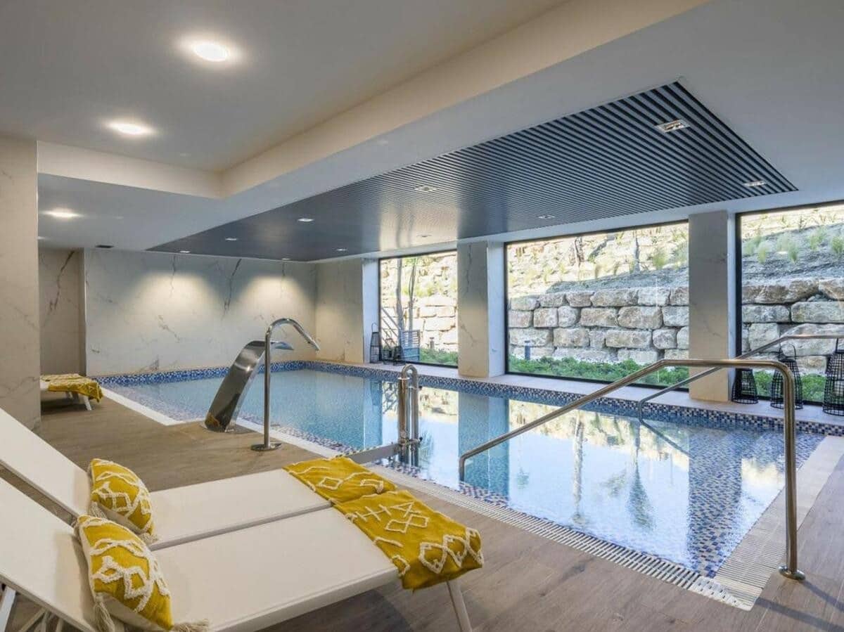 2 soverom Leilighet til leie i Estepona med svømmebasseng garasje - € 2 800 (Ref: 7883631)