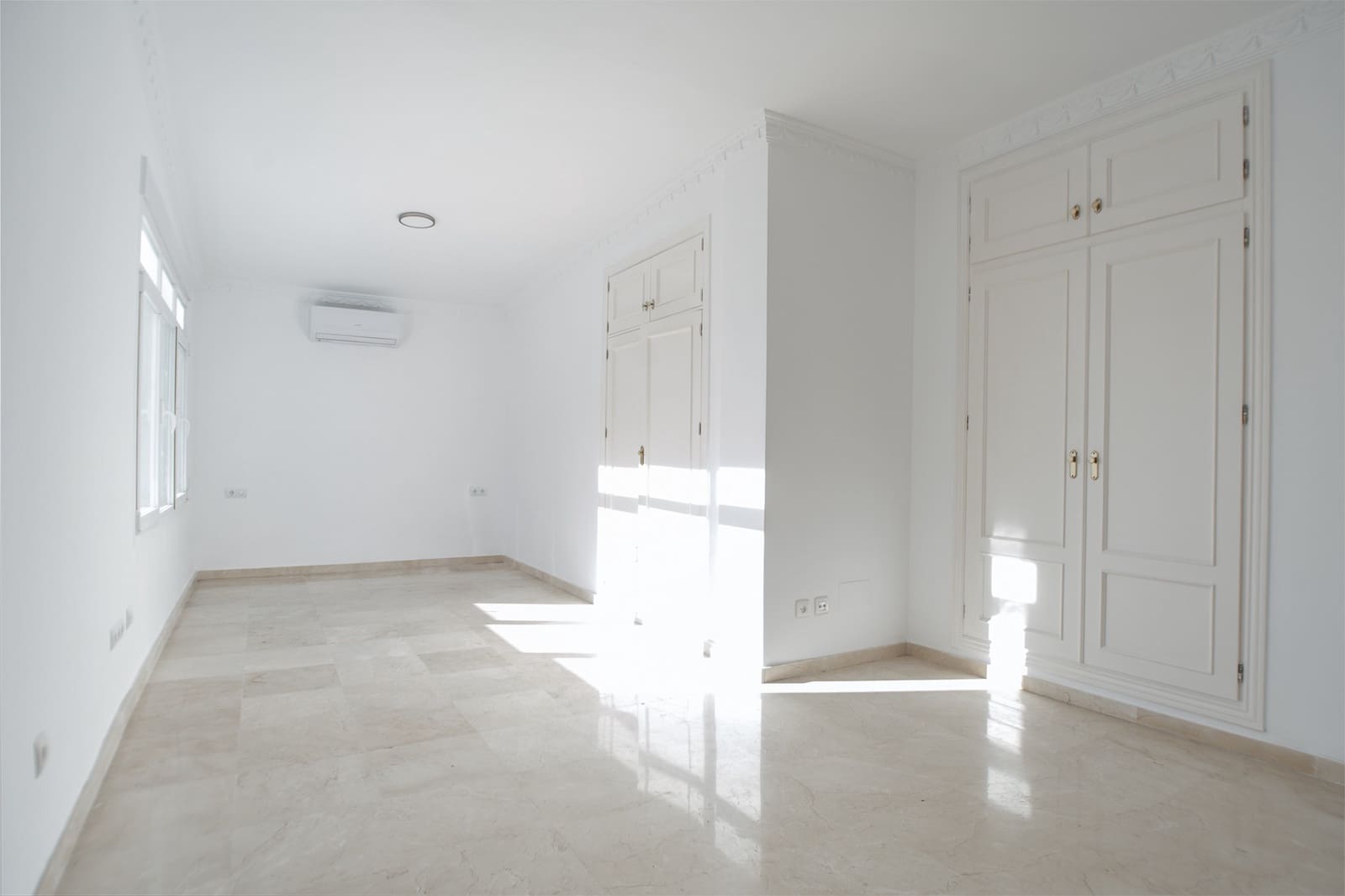 4 bedroom Villa for rent in Marbella with pool garage - € 7,200 (Ref: 7936983)