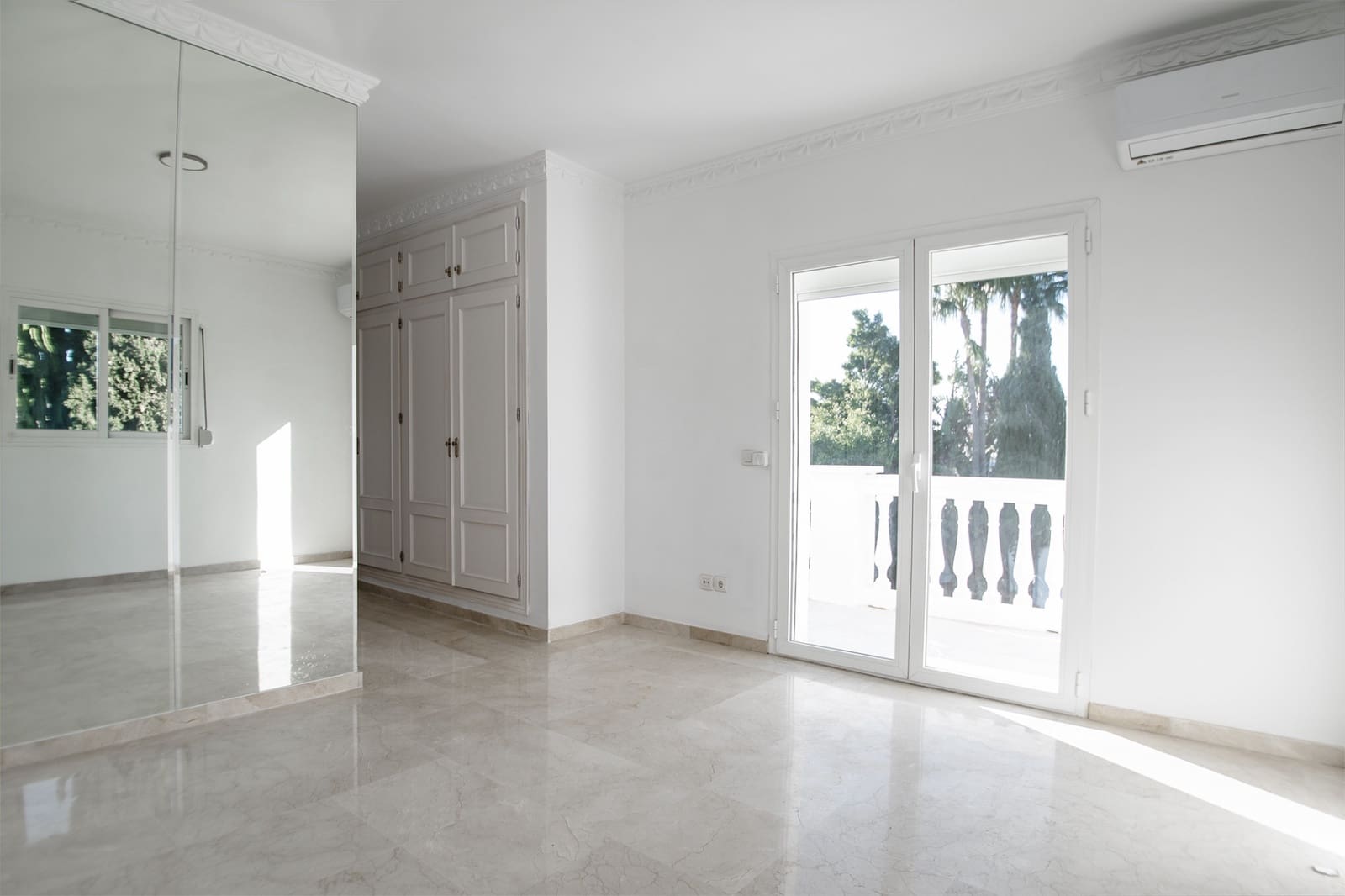 4 bedroom Villa for rent in Marbella with pool garage - € 7,200 (Ref: 7936983)