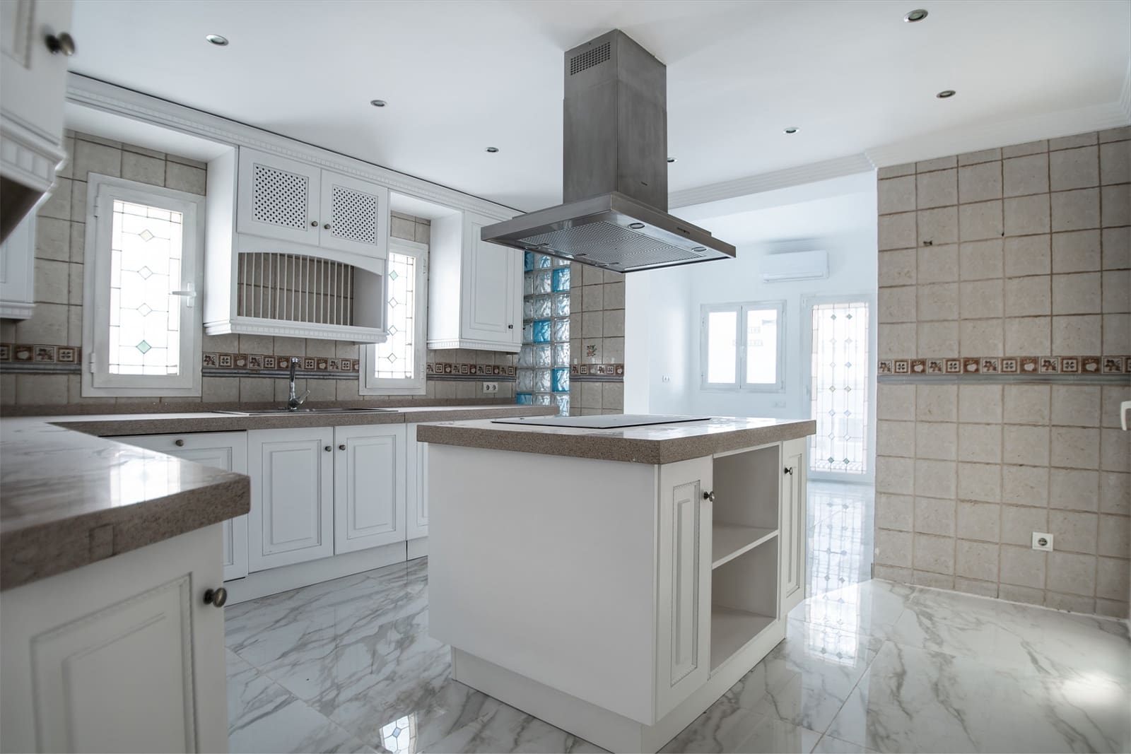 4 bedroom Villa for rent in Marbella with pool garage - € 7,200 (Ref: 7936983)