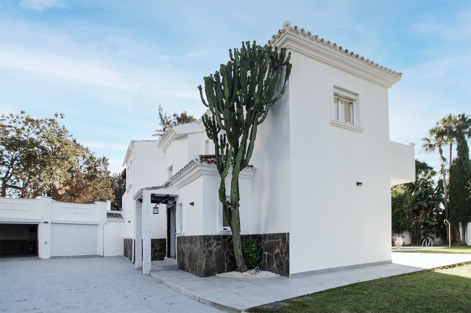 4 bedroom Villa for rent in Marbella with pool garage - € 7,200 (Ref: 7936983)