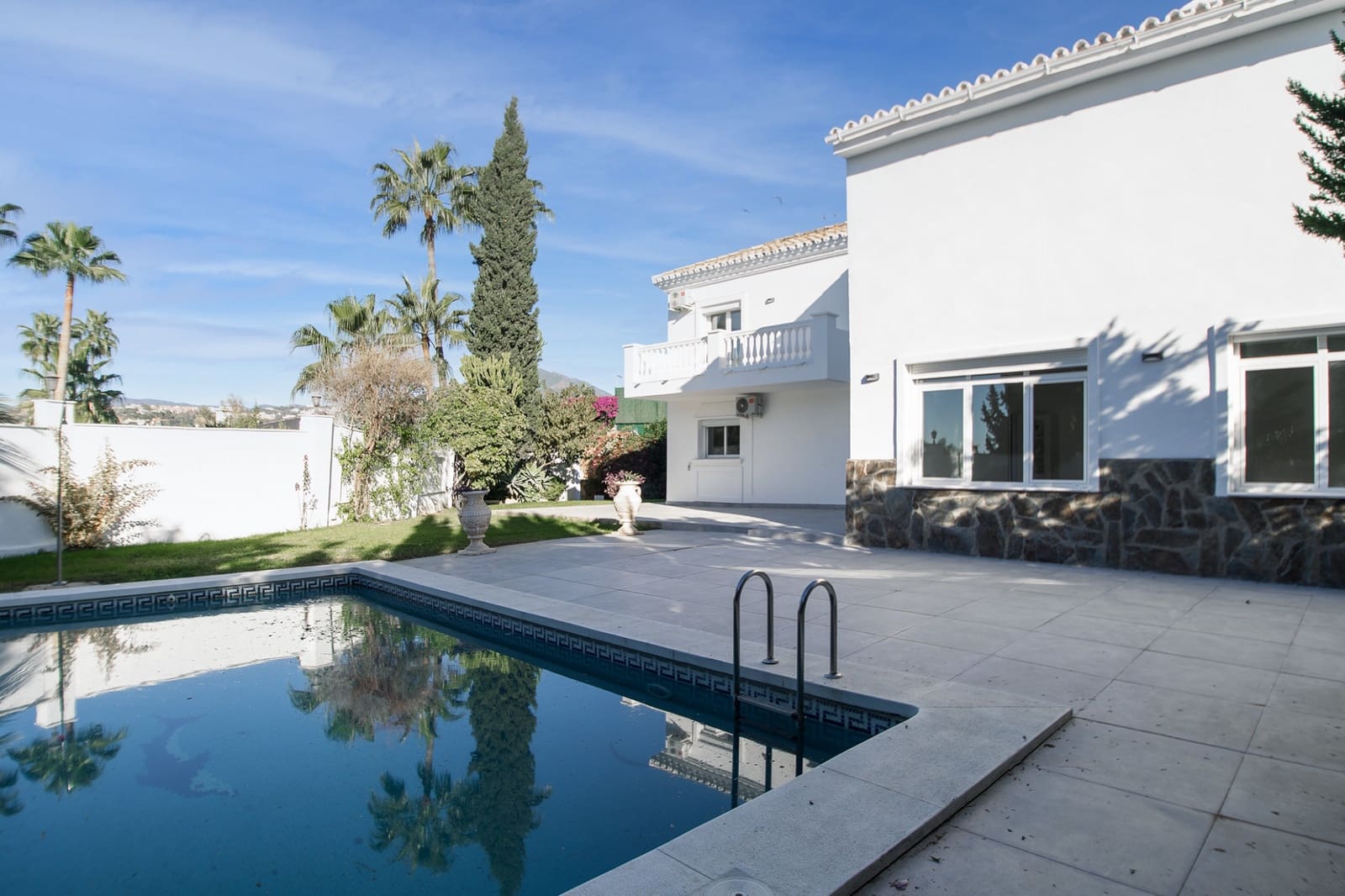 4 bedroom Villa for rent in Marbella with pool garage - € 7,200 (Ref: 7936983)