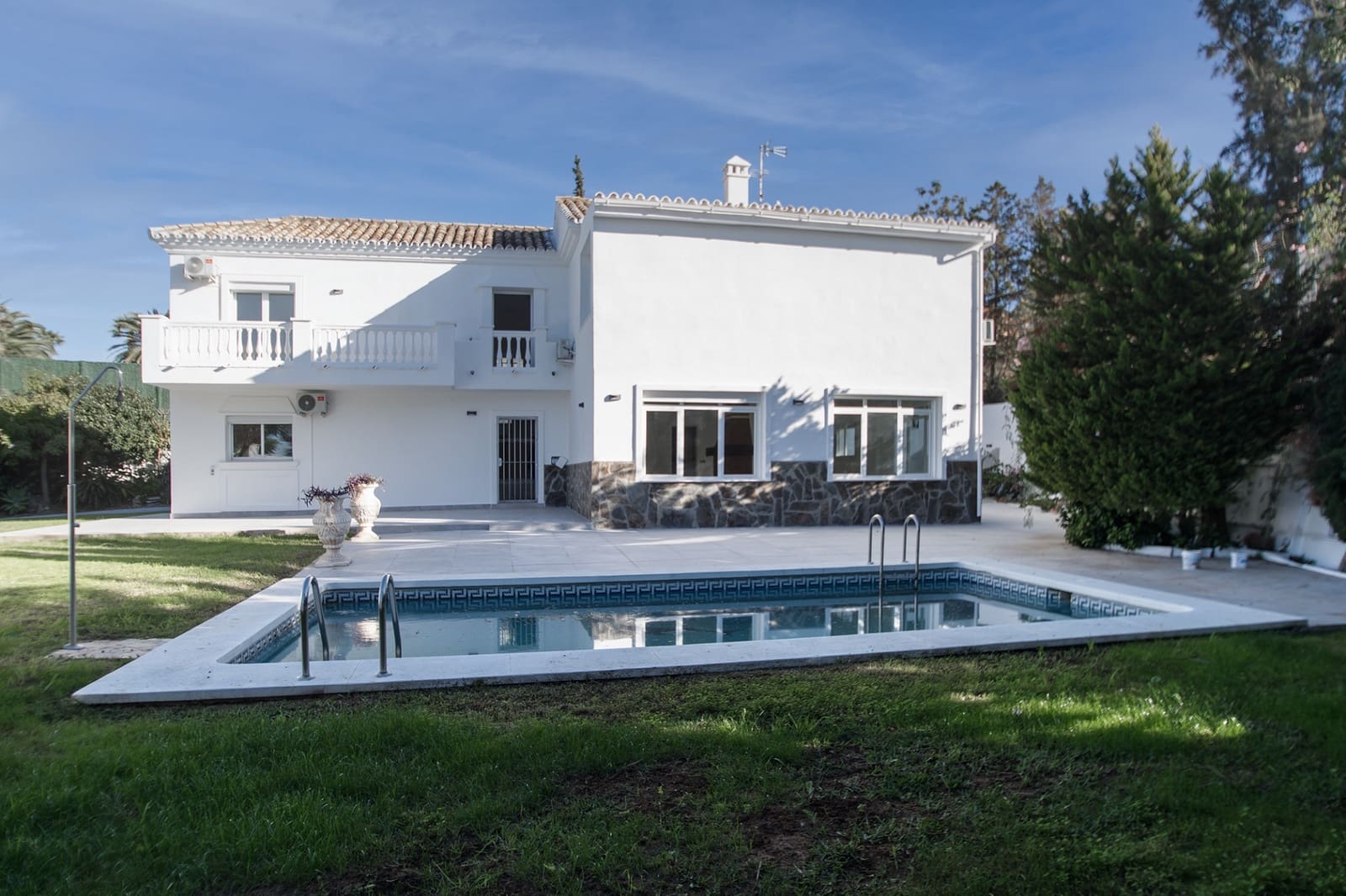 4 bedroom Villa for rent in Marbella with pool garage - € 7,200 (Ref: 7936983)