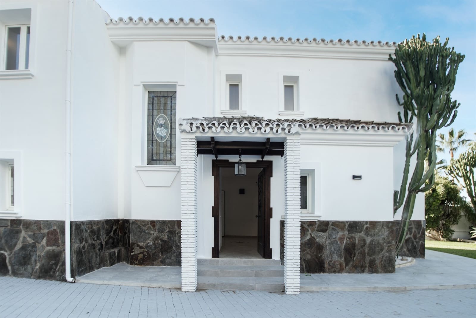 4 bedroom Villa for rent in Marbella with pool garage - € 7,200 (Ref: 7936983)