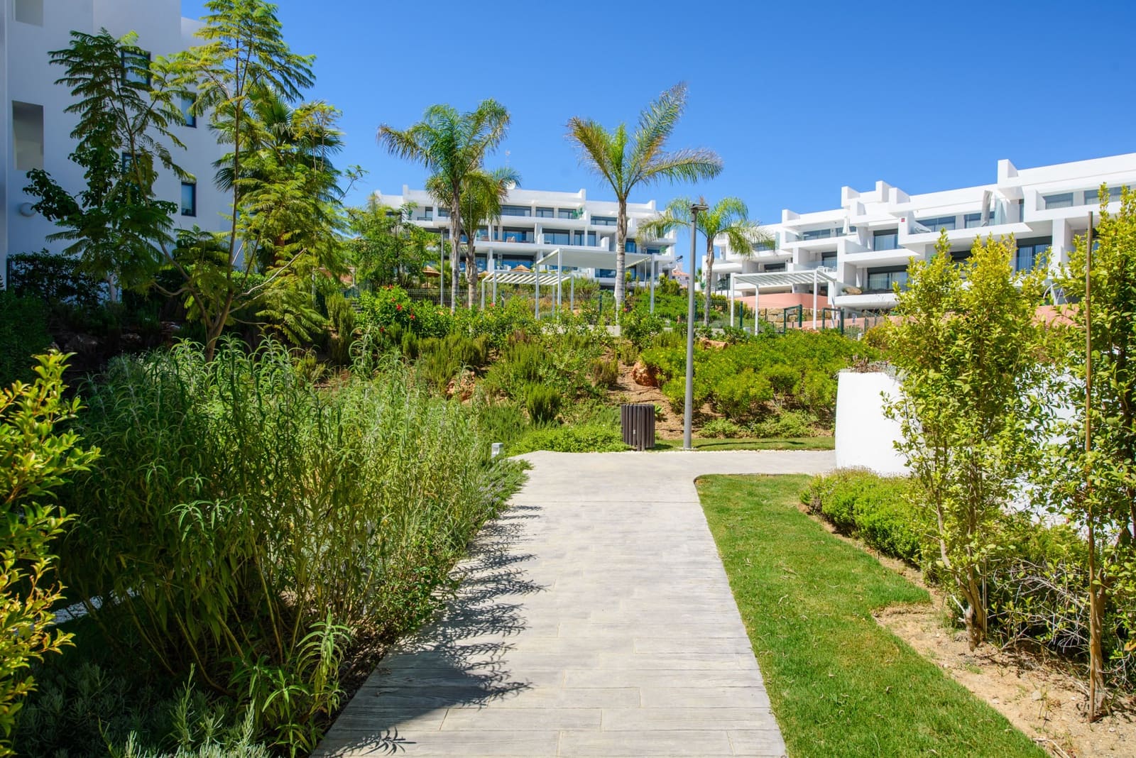 2 bedroom Apartment for sale in Manilva with pool garage - € 399,900 (Ref: 7965342)