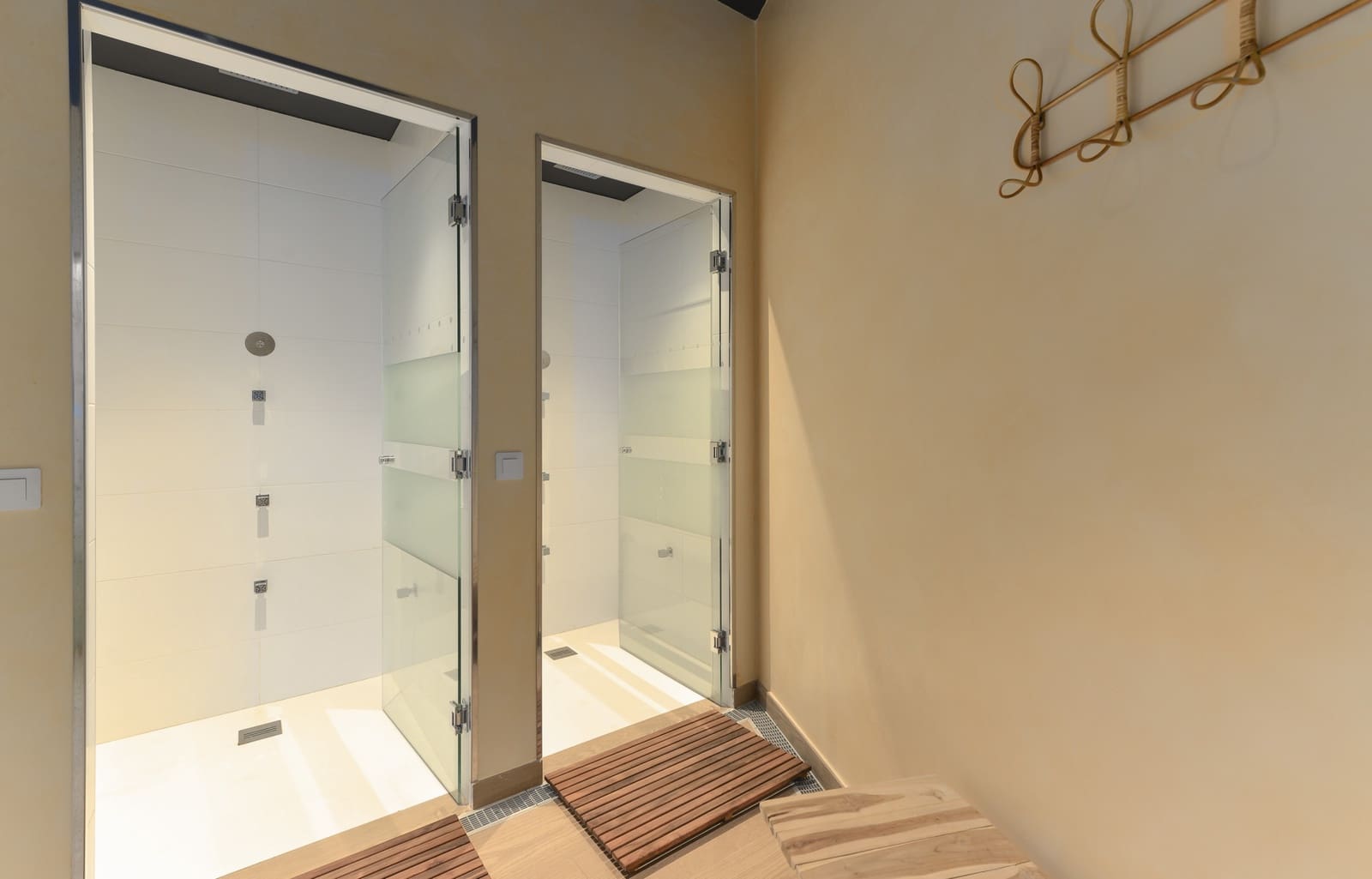 2 bedroom Apartment for sale in Manilva with pool garage - € 399,900 (Ref: 7965342)