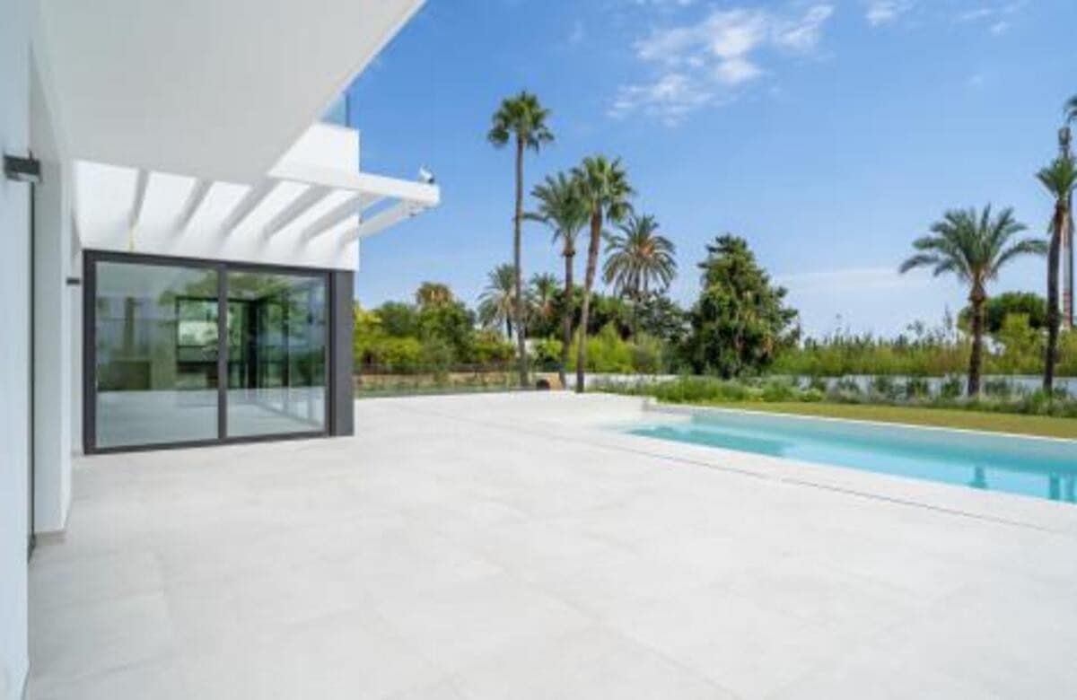 4 Zimmer Villa zu verkaufen in El Paraiso mit Pool Garage - 3.450.000 € (Ref: 7969159)