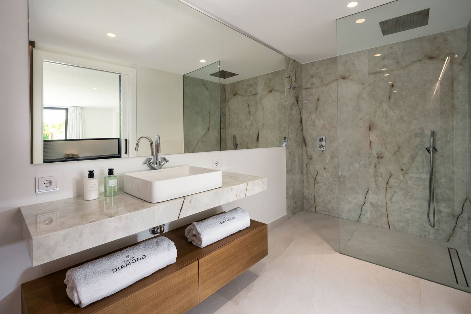 6 soverom Villa til salgs i Nueva Andalucia med svømmebasseng garasje - € 4 295 000 (Ref: 7984737)