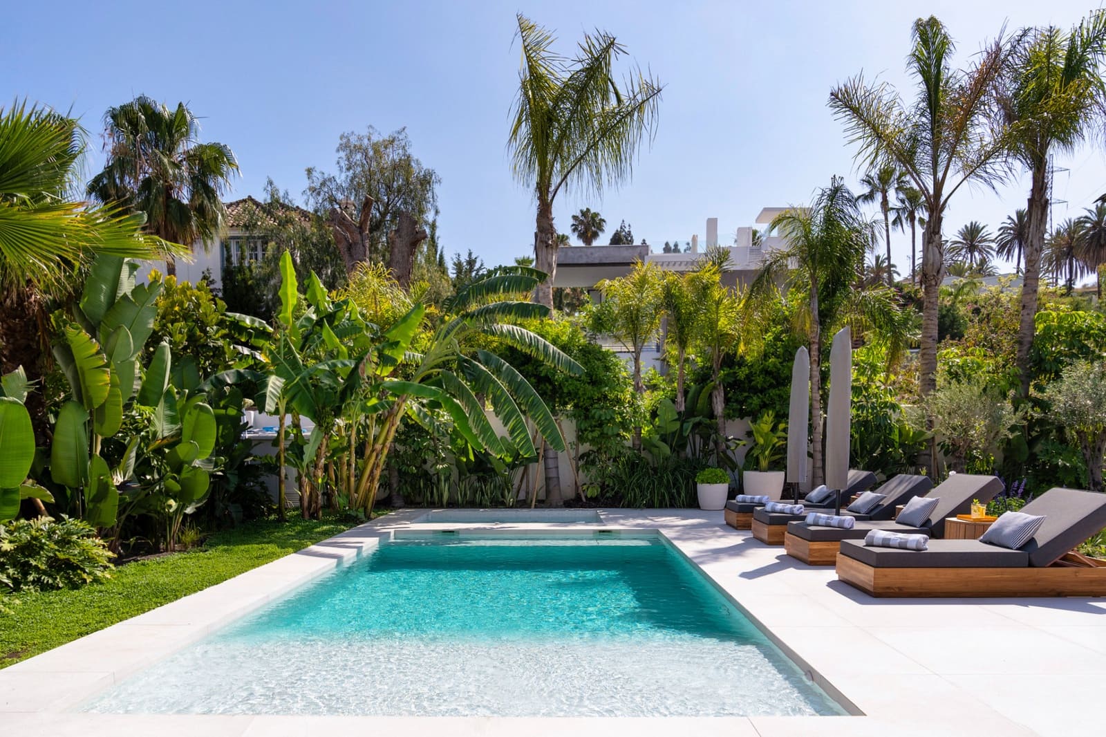 6 soverom Villa til salgs i Nueva Andalucia med svømmebasseng garasje - € 4 295 000 (Ref: 7984737)