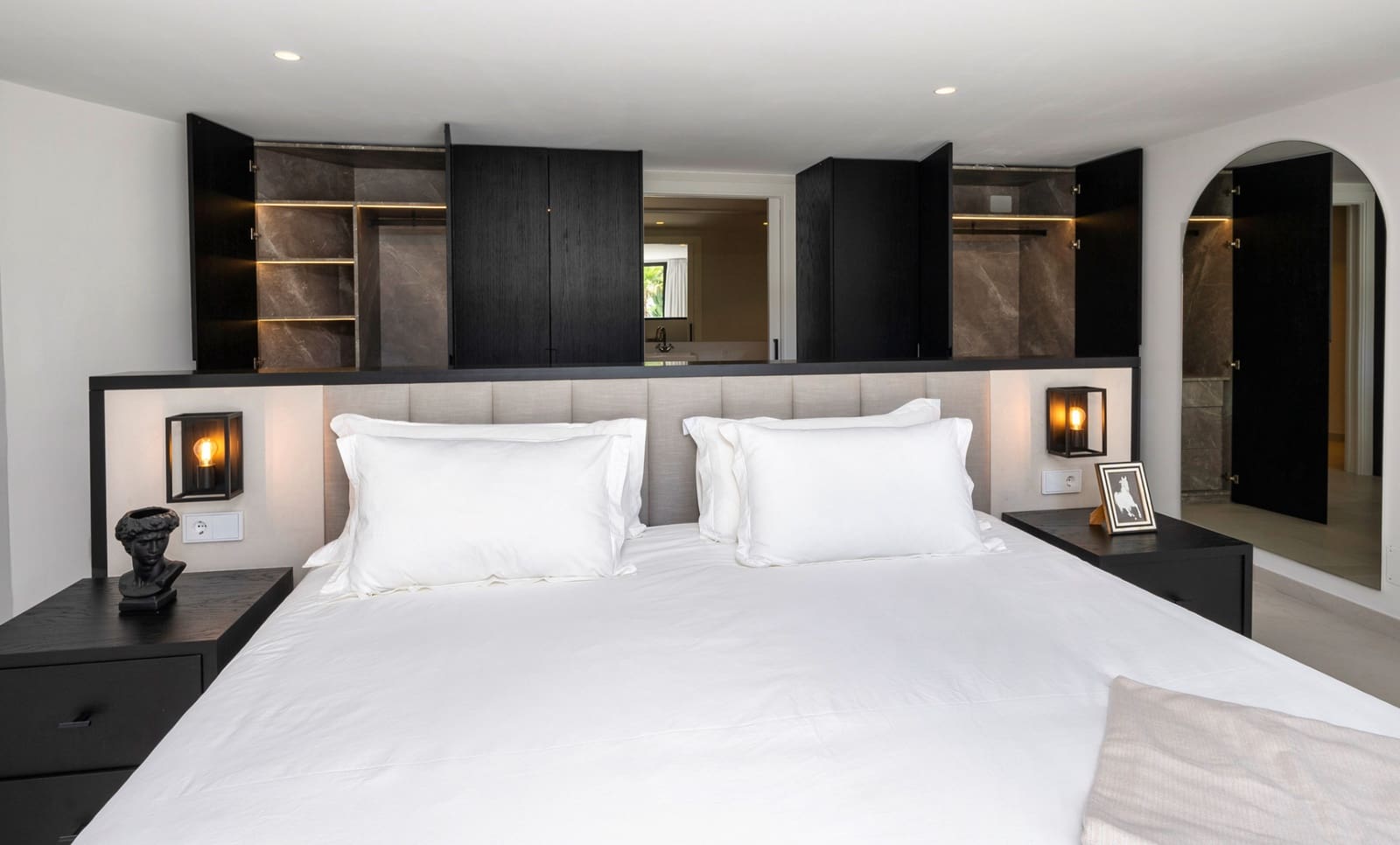 6 soverom Villa til salgs i Nueva Andalucia med svømmebasseng garasje - € 4 295 000 (Ref: 7984737)