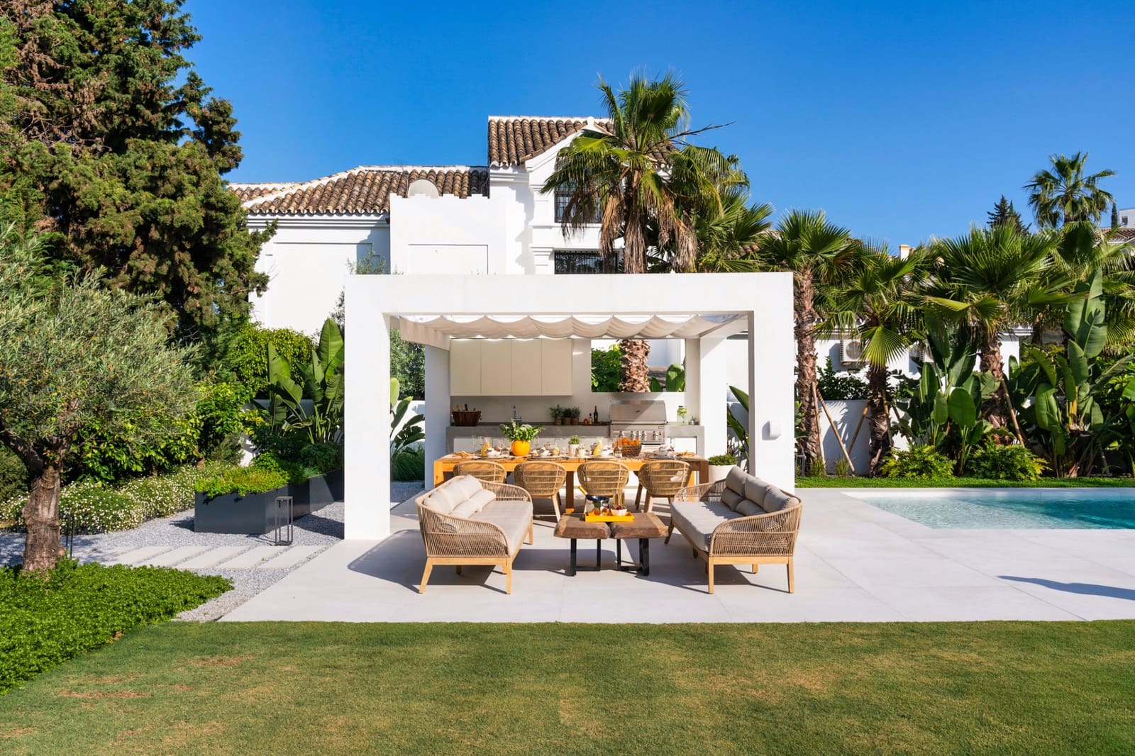 6 soverom Villa til salgs i Nueva Andalucia med svømmebasseng garasje - € 4 295 000 (Ref: 7984737)