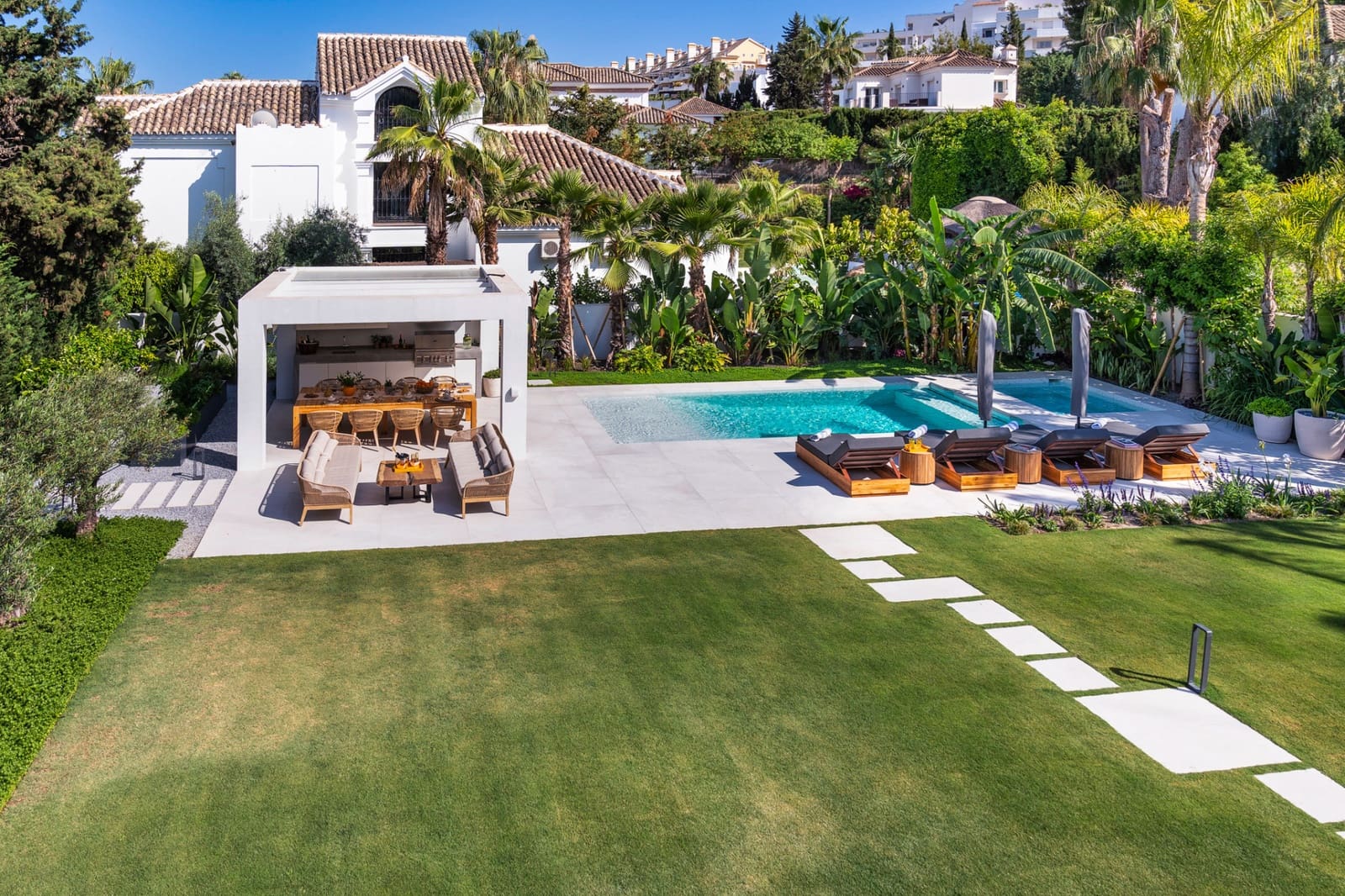 6 soverom Villa til salgs i Nueva Andalucia med svømmebasseng garasje - € 4 295 000 (Ref: 7984737)