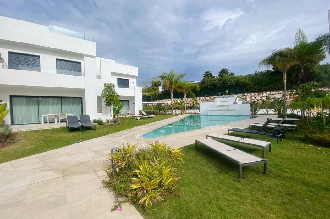 3 bedroom Townhouse for rent in Marbella with pool garage - € 4,900 (Ref: 7990336)