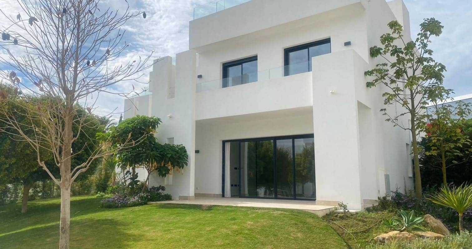 3 bedroom Townhouse for rent in Marbella with pool garage - € 4,900 (Ref: 7990336)