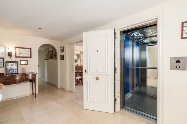 4 makuuhuone Kattohuoneisto myytävänä paikassa Castillo de la Duquesa, Manilva mukana uima-altaan 
autotalli - 1 025 000 € (Ref: 7996908)