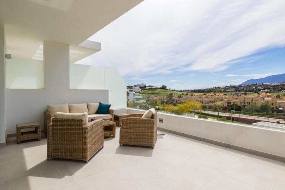 3 slaapkamer Appartement te huur in El Paraiso met zwembad garage - € 3.500 (Ref: 8010815)