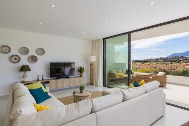 Apartamento de 3 habitaciones en El Paraiso, Estepona en alquiler con piscina garaje - 3.500 € (Ref: 8010815)