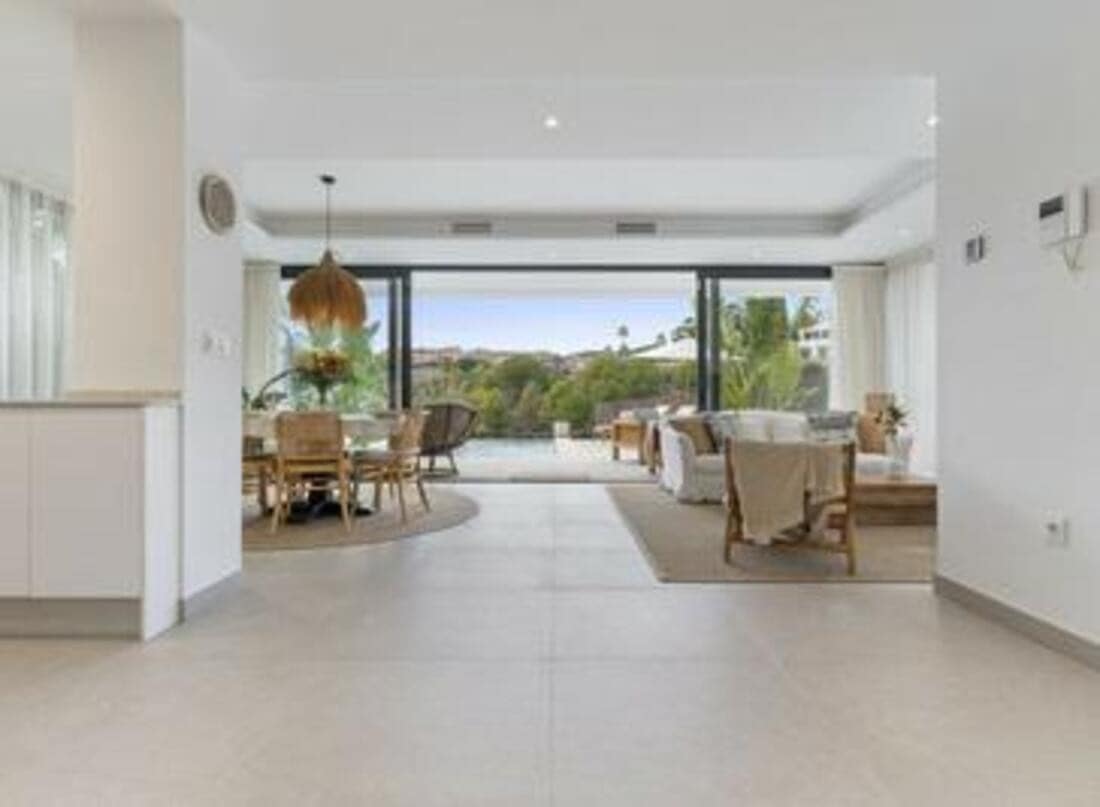 6 soveværelse Villa til salg i New Golden Mile med swimmingpool garage - € 1.495.000 (Ref: 8016226)