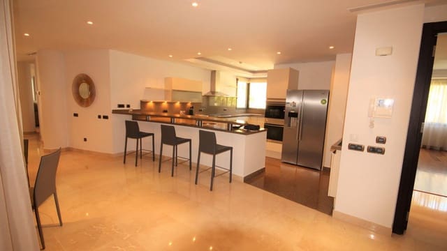 3 Zimmer Penthouse zu vermieten in Puerto Banus, Marbella mit Pool Garage - 12.000 € (Ref: 8024561)